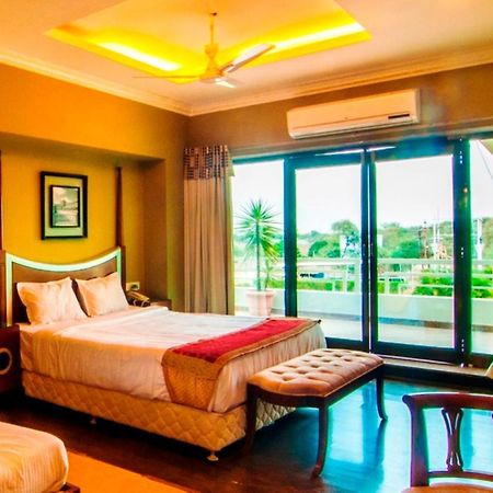 Jalsa Resort Indore Esterno foto