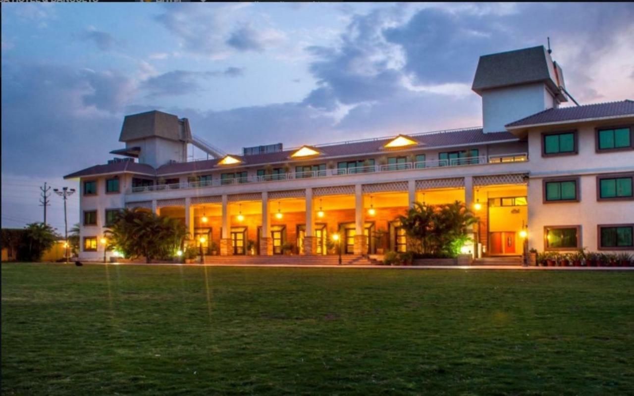 Jalsa Resort Indore Esterno foto