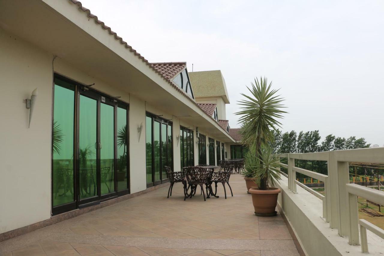 Jalsa Resort Indore Esterno foto