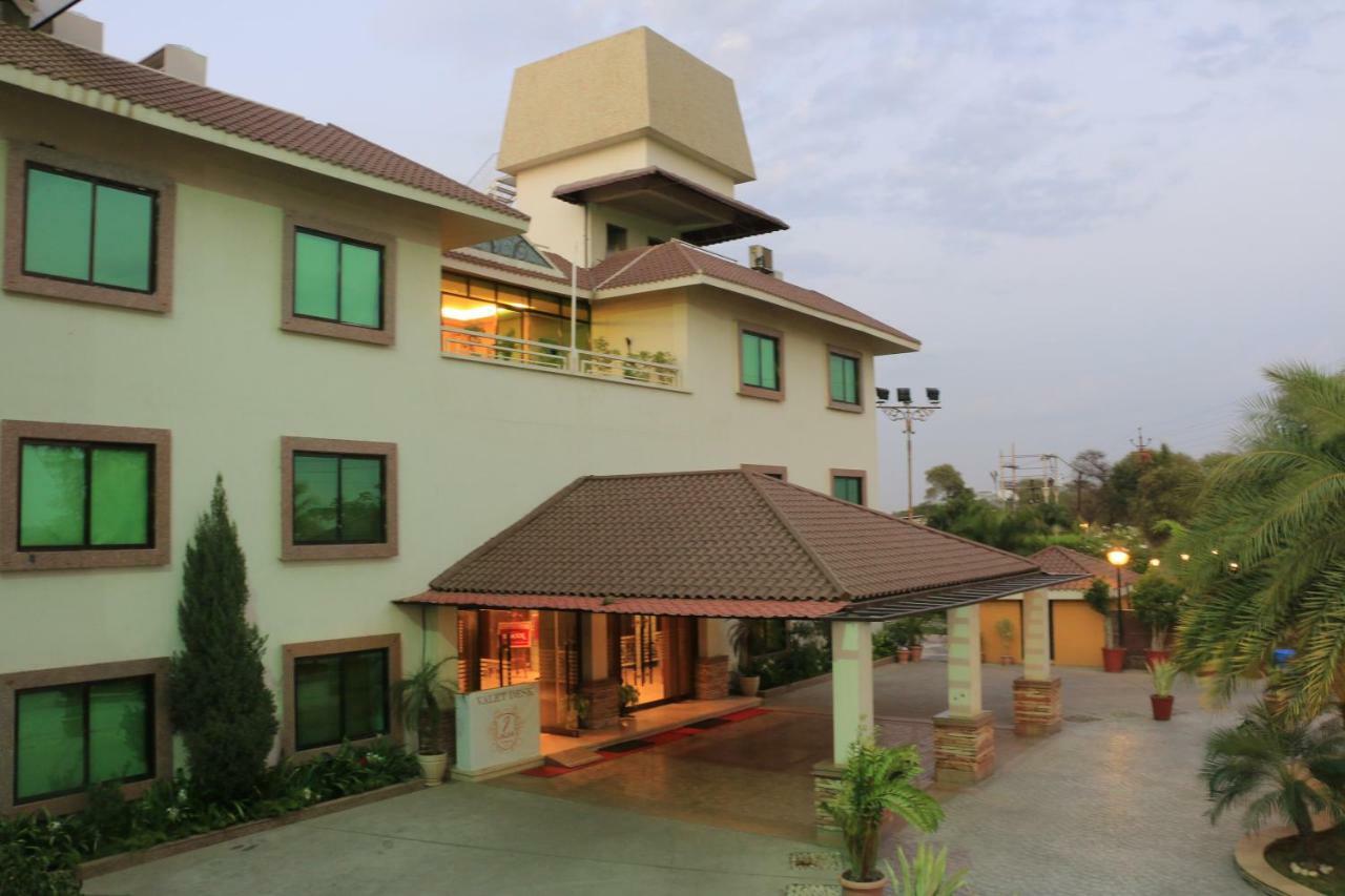 Jalsa Resort Indore Esterno foto