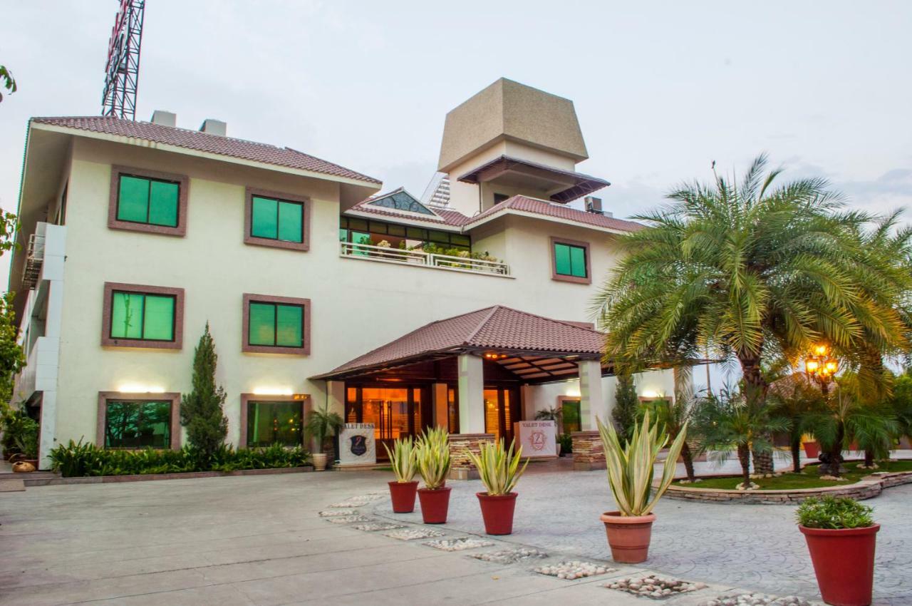Jalsa Resort Indore Esterno foto