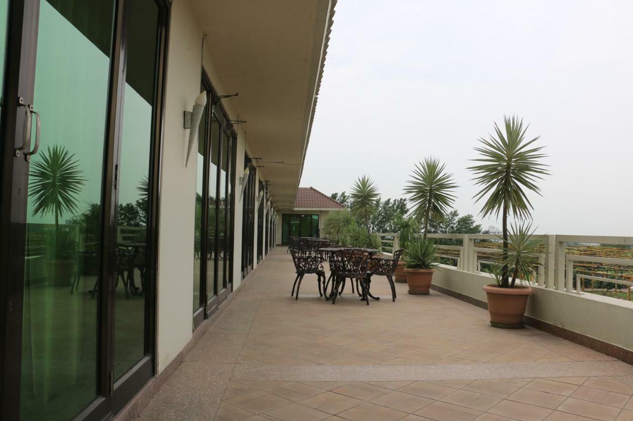 Jalsa Resort Indore Esterno foto