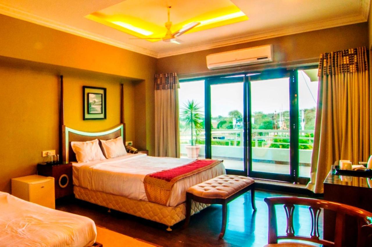 Jalsa Resort Indore Esterno foto