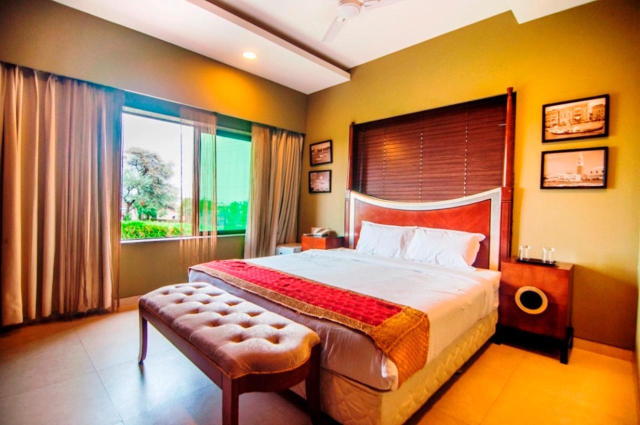 Jalsa Resort Indore Esterno foto