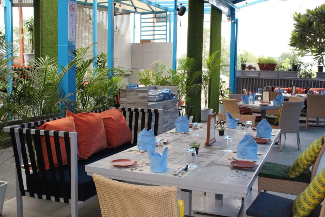 Jalsa Resort Indore Esterno foto