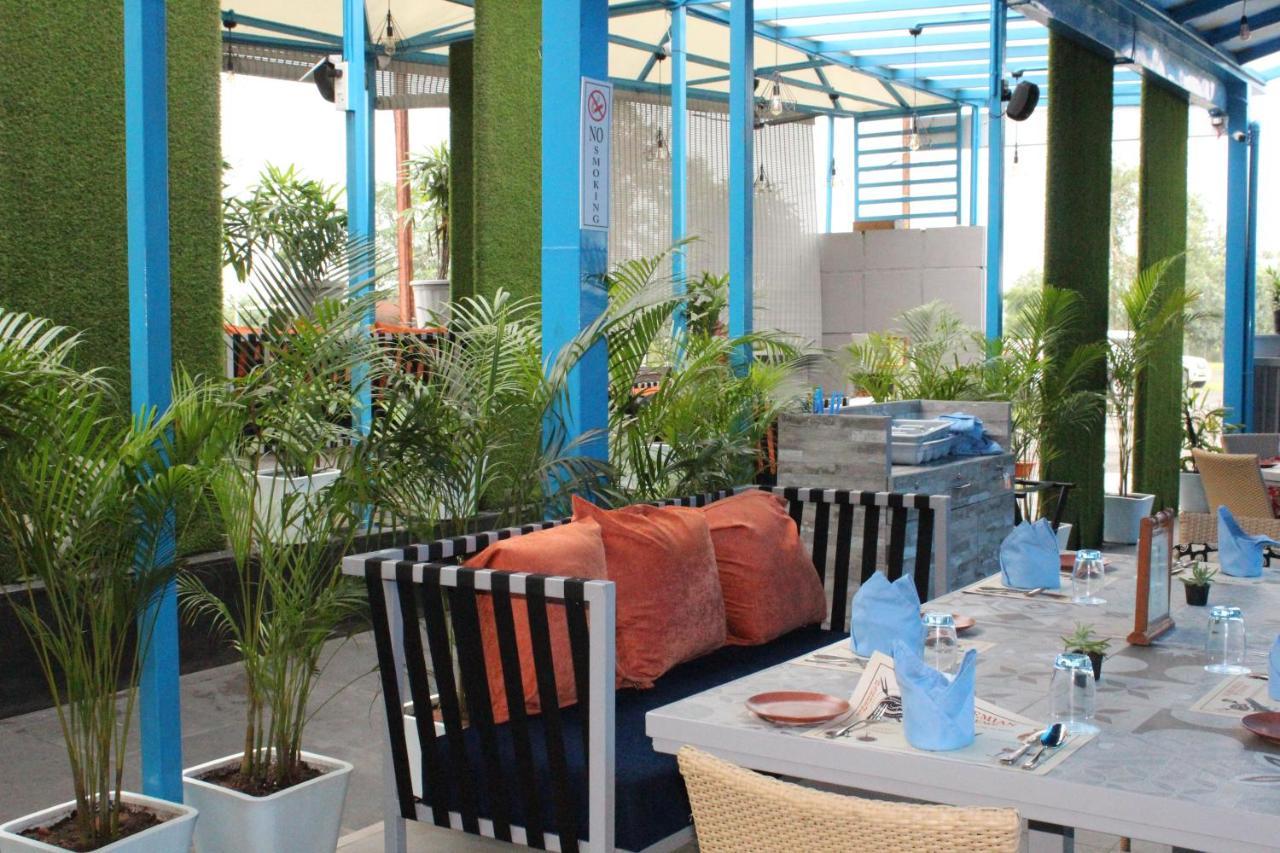 Jalsa Resort Indore Esterno foto